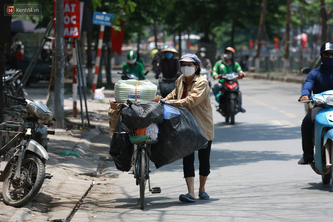 Hà Nội: Sinh viên nhăn mặt, người lao động oằn mình di chuyển dưới nắng nóng như thiêu đốt - 6 Hà Nội: Sinh viên nhăn mặt, người lao động oằn mình di chuyển dưới nắng nóng như thiêu đốt - 6