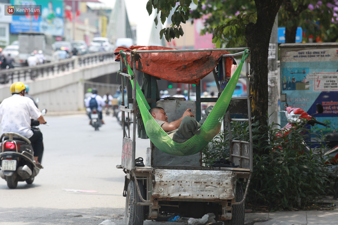 Hà Nội: Sinh viên nhăn mặt, người lao động oằn mình di chuyển dưới nắng nóng như thiêu đốt - 25 Hà Nội: Sinh viên nhăn mặt, người lao động oằn mình di chuyển dưới nắng nóng như thiêu đốt - 25