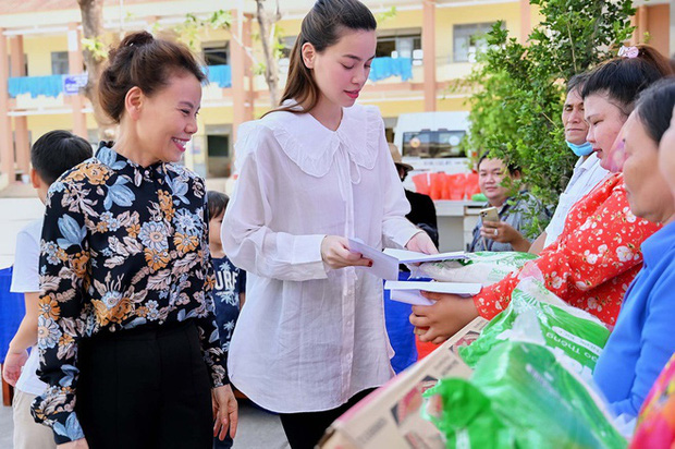 Rộ nghi vấn Hồ Ngọc Hà mang thai vì lộ vòng 2 lớn, chăm diện đồ rộng thùng thình để giấu dáng - 2 Rộ nghi vấn Hồ Ngọc Hà mang thai vì lộ vòng 2 lớn, chăm diện đồ rộng thùng thình để giấu dáng - 2