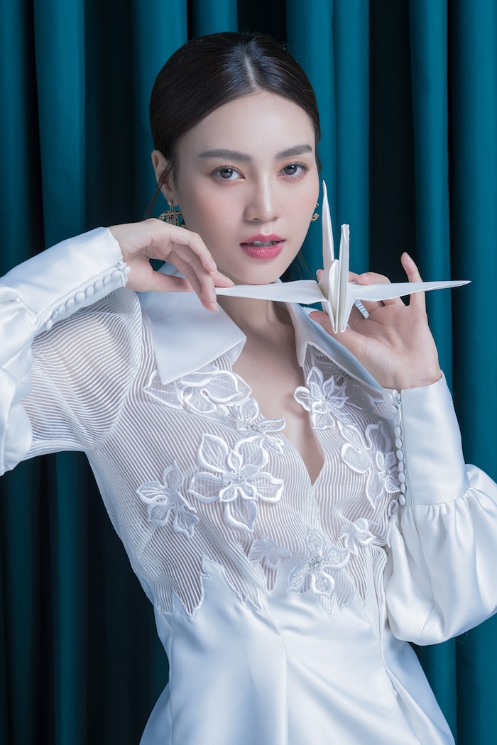 Ninh Dương Lan Ngọc khoe nhan sắc đẹp hút hồn khi diện sắc trắng tinh khôi - 6 Ninh Dương Lan Ngọc khoe nhan sắc đẹp hút hồn khi diện sắc trắng tinh khôi - 6