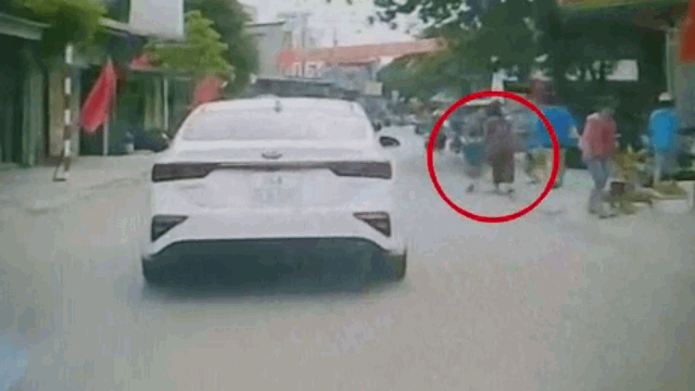 Video: Đột ngột lao sang đường, bé trai bị ô tô cán trúng chân Video: Đột ngột lao sang đường, bé trai bị ô tô cán trúng chân