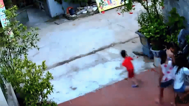 Video: Đột ngột lao sang đường, bé trai bị ô tô cán trúng chân - 1 Video: Đột ngột lao sang đường, bé trai bị ô tô cán trúng chân - 1