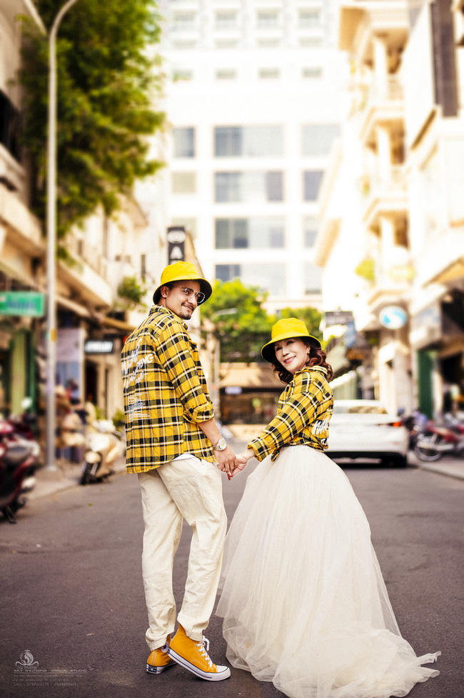 Cô dâu 65 tuổi lấy chồng ngoại 24 tuổi khoe ảnh cưới 'cực ngầu' sau khi gặp mặt cặp đôi vợ chồng 62 - 26 - 7 Cô dâu 65 tuổi lấy chồng ngoại 24 tuổi khoe ảnh cưới 'cực ngầu' sau khi gặp mặt cặp đôi vợ chồng 62 - 26 - 7