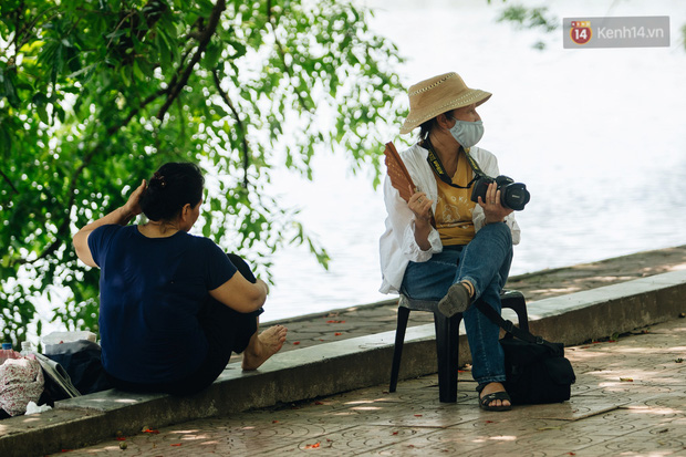 Ảnh: Nhiệt độ ngoài đường tại Hà Nội lên tới 50 độ C, người dân trùm khăn áo kín mít di chuyển trên phố - 16 Ảnh: Nhiệt độ ngoài đường tại Hà Nội lên tới 50 độ C, người dân trùm khăn áo kín mít di chuyển trên phố - 16