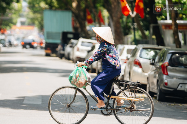 Ảnh: Nhiệt độ ngoài đường tại Hà Nội lên tới 50 độ C, người dân trùm khăn áo kín mít di chuyển trên phố - 9 Ảnh: Nhiệt độ ngoài đường tại Hà Nội lên tới 50 độ C, người dân trùm khăn áo kín mít di chuyển trên phố - 9
