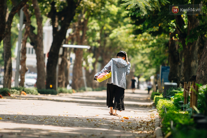 Ảnh: Nhiệt độ ngoài đường tại Hà Nội lên tới 50 độ C, người dân trùm khăn áo kín mít di chuyển trên phố - 7 Ảnh: Nhiệt độ ngoài đường tại Hà Nội lên tới 50 độ C, người dân trùm khăn áo kín mít di chuyển trên phố - 7
