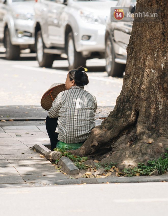 Ảnh: Nhiệt độ ngoài đường tại Hà Nội lên tới 50 độ C, người dân trùm khăn áo kín mít di chuyển trên phố - 12 Ảnh: Nhiệt độ ngoài đường tại Hà Nội lên tới 50 độ C, người dân trùm khăn áo kín mít di chuyển trên phố - 12