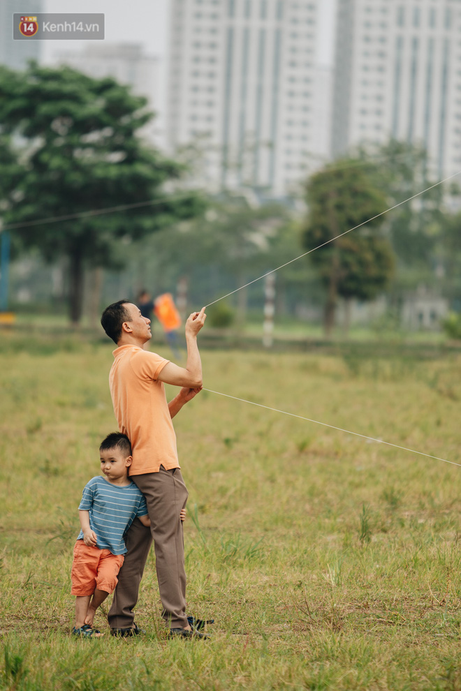 Chùm ảnh: Người lớn, trẻ nhỏ đổ về bãi đất trống khu đô thị Tây Hồ Tây để thả diều - 12 Chùm ảnh: Người lớn, trẻ nhỏ đổ về bãi đất trống khu đô thị Tây Hồ Tây để thả diều - 12