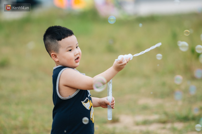 Chùm ảnh: Người lớn, trẻ nhỏ đổ về bãi đất trống khu đô thị Tây Hồ Tây để thả diều - 8 Chùm ảnh: Người lớn, trẻ nhỏ đổ về bãi đất trống khu đô thị Tây Hồ Tây để thả diều - 8