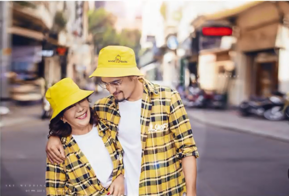 Cô dâu 65 tuổi lấy chồng ngoại 24 tuổi khoe ảnh cưới 'cực ngầu' sau khi gặp mặt cặp đôi vợ chồng 62 - 26 - 9 Cô dâu 65 tuổi lấy chồng ngoại 24 tuổi khoe ảnh cưới 'cực ngầu' sau khi gặp mặt cặp đôi vợ chồng 62 - 26 - 9