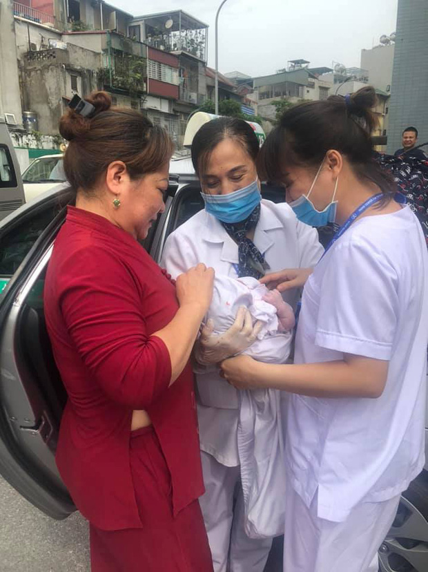 Sản phụ bắt taxi lên bệnh viện sinh con nhưng tắc đường, tài xế cho xe ghé vào Trung tâm Kiểm soát Bệnh tật nhờ giúp đỡ - 1 Sản phụ bắt taxi lên bệnh viện sinh con nhưng tắc đường, tài xế cho xe ghé vào Trung tâm Kiểm soát Bệnh tật nhờ giúp đỡ - 1