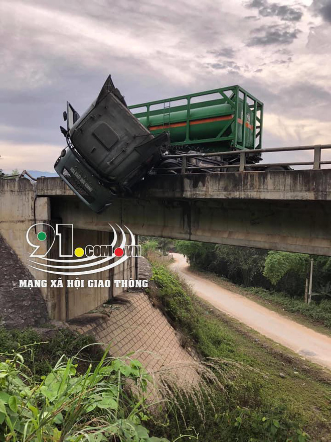 Đâm vào dải phân cách, cabin xe bồn lơ lửng giữa không trung Đâm vào dải phân cách, cabin xe bồn lơ lửng giữa không trung