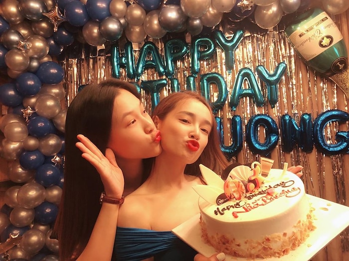 Trường Giang đi dép tổ ong, ôm Nhã Phương khiêu vũ trong bữa tiệc sinh nhật bà xã khiến Hoàng Oanh và hội bạn thân trầm trồ Trường Giang đi dép tổ ong, ôm Nhã Phương khiêu vũ trong bữa tiệc sinh nhật bà xã khiến Hoàng Oanh và hội bạn thân trầm trồ