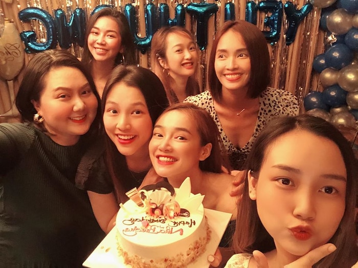 Trường Giang đi dép tổ ong, ôm Nhã Phương khiêu vũ trong bữa tiệc sinh nhật bà xã khiến Hoàng Oanh và hội bạn thân trầm trồ - 2 Trường Giang đi dép tổ ong, ôm Nhã Phương khiêu vũ trong bữa tiệc sinh nhật bà xã khiến Hoàng Oanh và hội bạn thân trầm trồ - 2