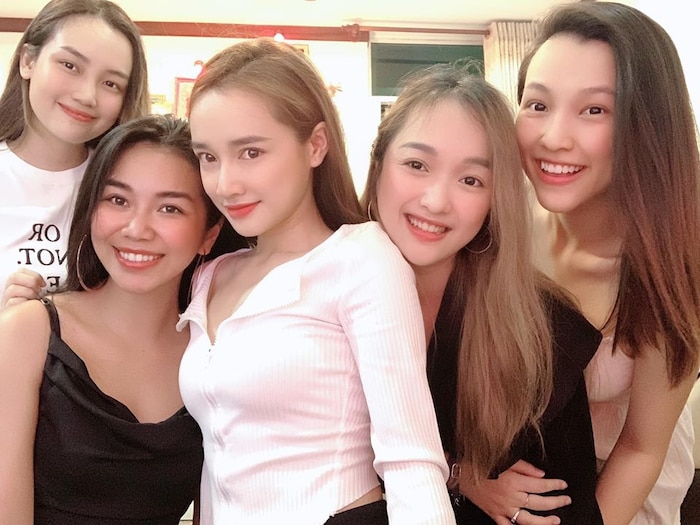 Trường Giang đi dép tổ ong, ôm Nhã Phương khiêu vũ trong bữa tiệc sinh nhật bà xã khiến Hoàng Oanh và hội bạn thân trầm trồ - 5 Trường Giang đi dép tổ ong, ôm Nhã Phương khiêu vũ trong bữa tiệc sinh nhật bà xã khiến Hoàng Oanh và hội bạn thân trầm trồ - 5