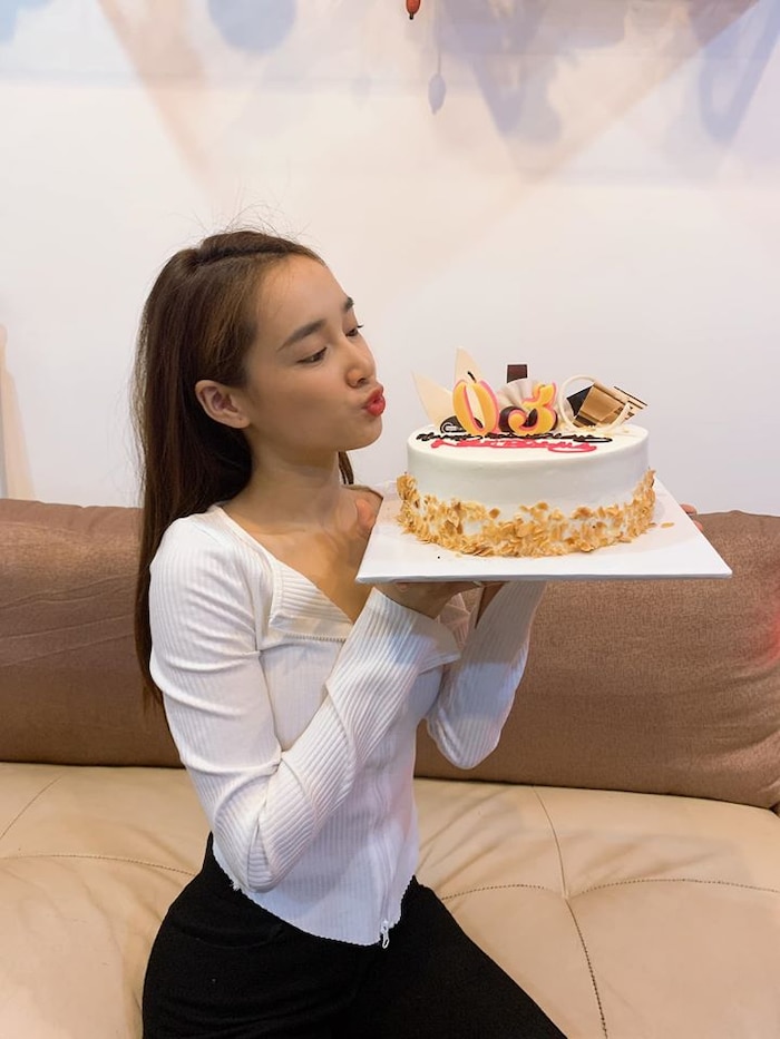 Trường Giang đi dép tổ ong, ôm Nhã Phương khiêu vũ trong bữa tiệc sinh nhật bà xã khiến Hoàng Oanh và hội bạn thân trầm trồ - 7 Trường Giang đi dép tổ ong, ôm Nhã Phương khiêu vũ trong bữa tiệc sinh nhật bà xã khiến Hoàng Oanh và hội bạn thân trầm trồ - 7