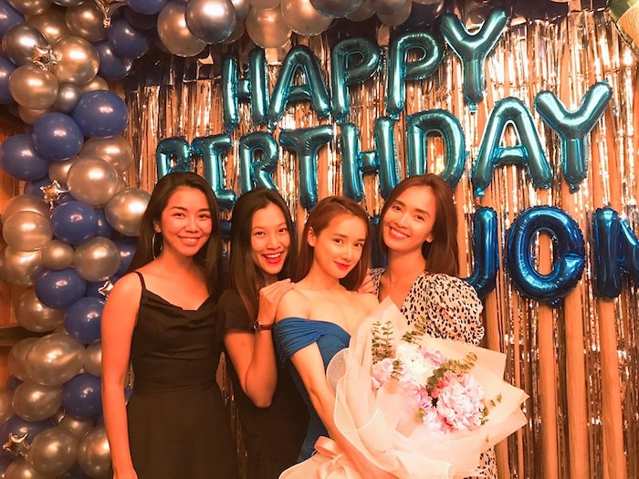 Trường Giang đi dép tổ ong, ôm Nhã Phương khiêu vũ trong bữa tiệc sinh nhật bà xã khiến Hoàng Oanh và hội bạn thân trầm trồ - 3 Trường Giang đi dép tổ ong, ôm Nhã Phương khiêu vũ trong bữa tiệc sinh nhật bà xã khiến Hoàng Oanh và hội bạn thân trầm trồ - 3