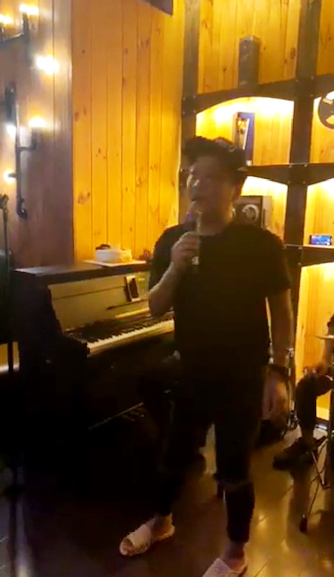 Trường Giang đi dép tổ ong, ôm Nhã Phương khiêu vũ trong bữa tiệc sinh nhật bà xã khiến Hoàng Oanh và hội bạn thân trầm trồ - 10 Trường Giang đi dép tổ ong, ôm Nhã Phương khiêu vũ trong bữa tiệc sinh nhật bà xã khiến Hoàng Oanh và hội bạn thân trầm trồ - 10