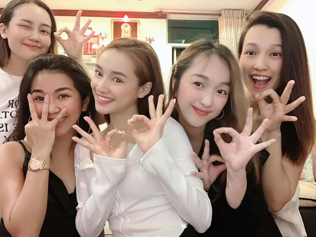 Trường Giang đi dép tổ ong, ôm Nhã Phương khiêu vũ trong bữa tiệc sinh nhật bà xã khiến Hoàng Oanh và hội bạn thân trầm trồ - 6 Trường Giang đi dép tổ ong, ôm Nhã Phương khiêu vũ trong bữa tiệc sinh nhật bà xã khiến Hoàng Oanh và hội bạn thân trầm trồ - 6