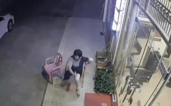 Video: Đang hóng gió phải chạy vội vì ô tô lao tới, người phụ nữ vẫn bị đâm kinh hoàng Video: Đang hóng gió phải chạy vội vì ô tô lao tới, người phụ nữ vẫn bị đâm kinh hoàng