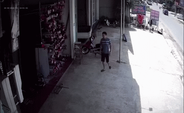 Video: Xe tải không người lái tự trôi ra đường và sự hiểu lầm khiến tài xế 'đỏ mặt' vì xấu hổ Video: Xe tải không người lái tự trôi ra đường và sự hiểu lầm khiến tài xế 'đỏ mặt' vì xấu hổ