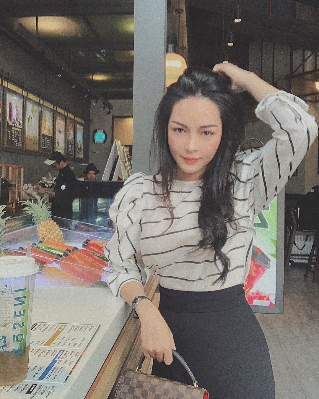 Vũ Thanh Quỳnh - nữ chính 'Người Ấy Là Ai' và tuyệt chiêu diện đồ công sở đẹp mỹ mãn cho dáng người đầy đặn - 11 Vũ Thanh Quỳnh - nữ chính 'Người Ấy Là Ai' và tuyệt chiêu diện đồ công sở đẹp mỹ mãn cho dáng người đầy đặn - 11