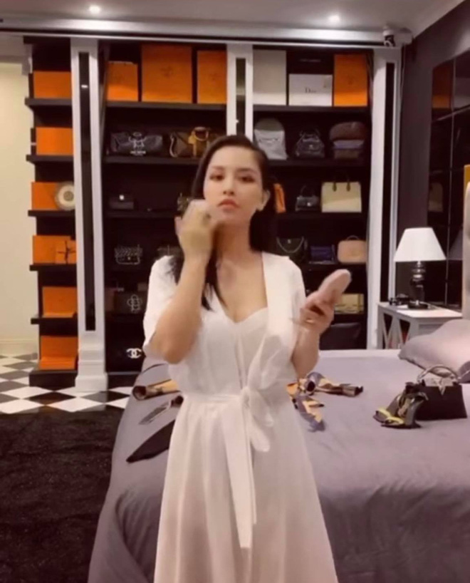Rich kid và gái đẹp lấy chồng đại gia để lộ 'gia tài' siêu to khổng lồ khi quay story, chụp ảnh trong phòng riêng - 11 Rich kid và gái đẹp lấy chồng đại gia để lộ 'gia tài' siêu to khổng lồ khi quay story, chụp ảnh trong phòng riêng - 11