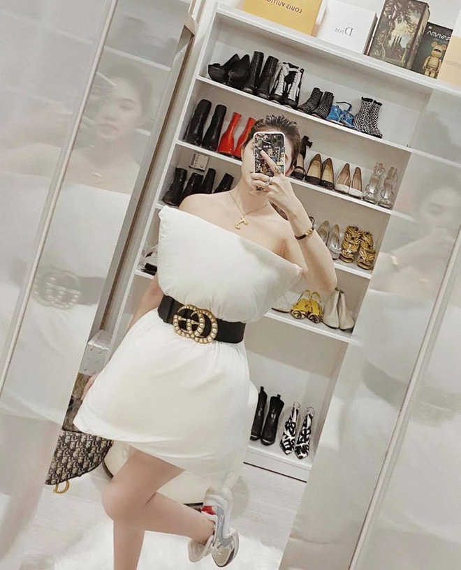 Rich kid và gái đẹp lấy chồng đại gia để lộ 'gia tài' siêu to khổng lồ khi quay story, chụp ảnh trong phòng riêng - 16 Rich kid và gái đẹp lấy chồng đại gia để lộ 'gia tài' siêu to khổng lồ khi quay story, chụp ảnh trong phòng riêng - 16