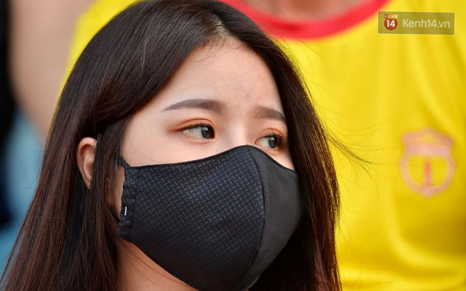 CĐV Nam Định được đo thân nhiệt và yêu cầu đeo khẩu trang vào sân trong trận đấu chuyên nghiệp đầu tiên trên thế giới có khán giả sau Covid-19 - 11 CĐV Nam Định được đo thân nhiệt và yêu cầu đeo khẩu trang vào sân trong trận đấu chuyên nghiệp đầu tiên trên thế giới có khán giả sau Covid-19 - 11