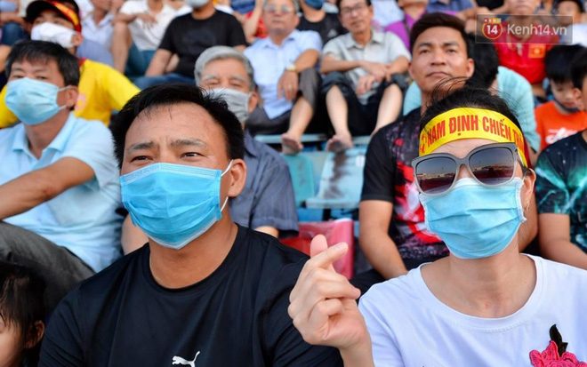 CĐV Nam Định được đo thân nhiệt và yêu cầu đeo khẩu trang vào sân trong trận đấu chuyên nghiệp đầu tiên trên thế giới có khán giả sau Covid-19 - 10 CĐV Nam Định được đo thân nhiệt và yêu cầu đeo khẩu trang vào sân trong trận đấu chuyên nghiệp đầu tiên trên thế giới có khán giả sau Covid-19 - 10