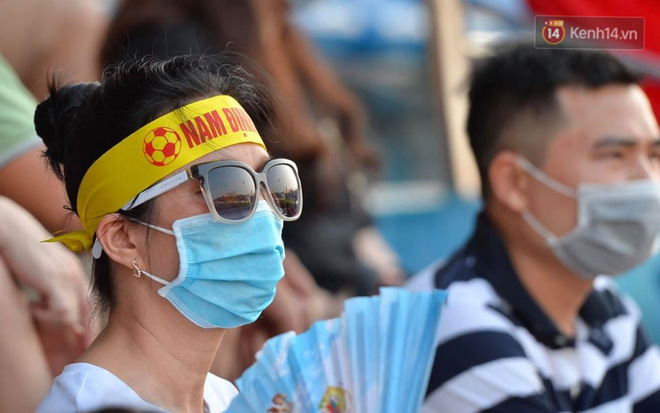 CĐV Nam Định được đo thân nhiệt và yêu cầu đeo khẩu trang vào sân trong trận đấu chuyên nghiệp đầu tiên trên thế giới có khán giả sau Covid-19 - 9 CĐV Nam Định được đo thân nhiệt và yêu cầu đeo khẩu trang vào sân trong trận đấu chuyên nghiệp đầu tiên trên thế giới có khán giả sau Covid-19 - 9