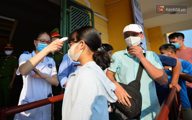 CĐV Nam Định được đo thân nhiệt và yêu cầu đeo khẩu trang vào sân trong trận đấu chuyên nghiệp đầu tiên trên thế giới có khán giả sau Covid-19 - 5 CĐV Nam Định được đo thân nhiệt và yêu cầu đeo khẩu trang vào sân trong trận đấu chuyên nghiệp đầu tiên trên thế giới có khán giả sau Covid-19 - 5