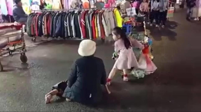 Hình ảnh bé gái xinh như thiên thần cùng người bà tật nguyền vất vả mưu sinh trong đêm Đà Lạt khiến nhiều người xúc động - 3 Hình ảnh bé gái xinh như thiên thần cùng người bà tật nguyền vất vả mưu sinh trong đêm Đà Lạt khiến nhiều người xúc động - 3