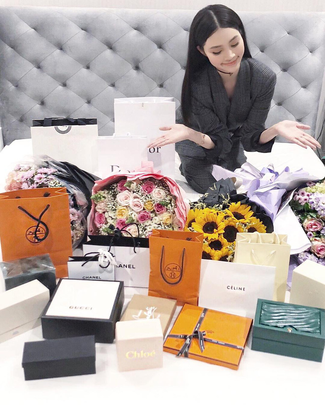 Rich kid và gái đẹp lấy chồng đại gia để lộ 'gia tài' siêu to khổng lồ khi quay story, chụp ảnh trong phòng riêng - 17 Rich kid và gái đẹp lấy chồng đại gia để lộ 'gia tài' siêu to khổng lồ khi quay story, chụp ảnh trong phòng riêng - 17