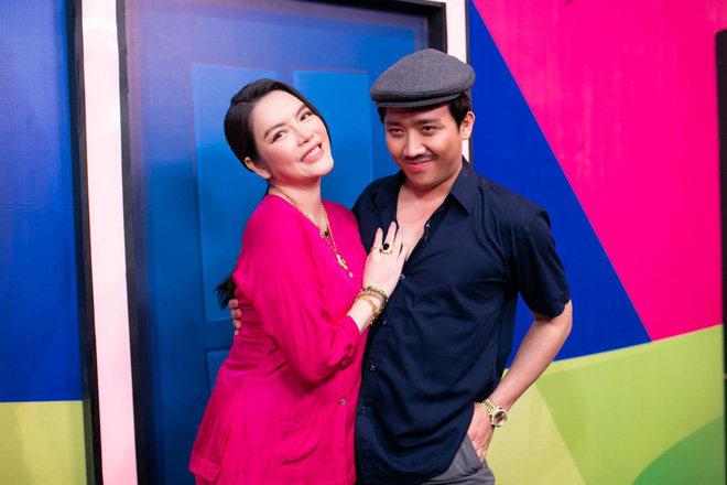Lý Nhã Kỳ mang cả cọc tiền đô la lên gameshow đưa cho Trấn Thành - 1 Lý Nhã Kỳ mang cả cọc tiền đô la lên gameshow đưa cho Trấn Thành - 1