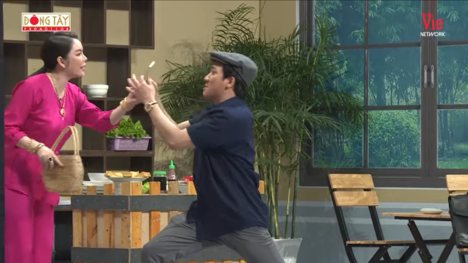 Lý Nhã Kỳ mang cả cọc tiền đô la lên gameshow đưa cho Trấn Thành - 3 Lý Nhã Kỳ mang cả cọc tiền đô la lên gameshow đưa cho Trấn Thành - 3