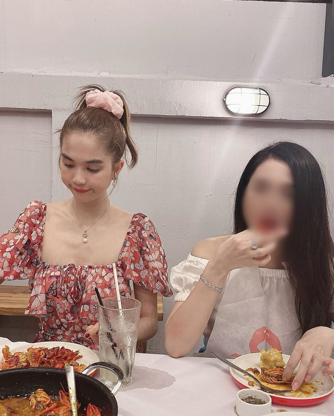 Mới khoe vòng eo 53, Ngọc Trinh lại lộ khoảnh khắc gầy gò mỏng đét, khác hẳn vẻ sexy trên ảnh - 4 Mới khoe vòng eo 53, Ngọc Trinh lại lộ khoảnh khắc gầy gò mỏng đét, khác hẳn vẻ sexy trên ảnh - 4