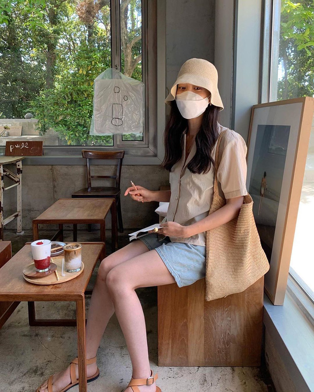 Nắng nóng phát ốm, chị em cứ lôi 5 items nhẹ mát này ra mặc để 'giải nhiệt' mà độ sành điệu vẫn được giữ nguyên Nắng nóng phát ốm, chị em cứ lôi 5 items nhẹ mát này ra mặc để 'giải nhiệt' mà độ sành điệu vẫn được giữ nguyên