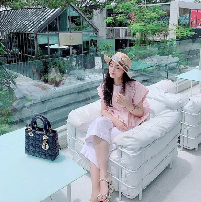 Vừa tiết lộ doanh thu 1 tháng gần 2 tỷ, bà bầu 9X Quỳnh Anh - vợ cầu thủ Duy Mạnh đã mạnh tay sắm cả núi đồ hiệu, ước tính giá trị không dưới trăm triệu - 5 Vừa tiết lộ doanh thu 1 tháng gần 2 tỷ, bà bầu 9X Quỳnh Anh - vợ cầu thủ Duy Mạnh đã mạnh tay sắm cả núi đồ hiệu, ước tính giá trị không dưới trăm triệu - 5