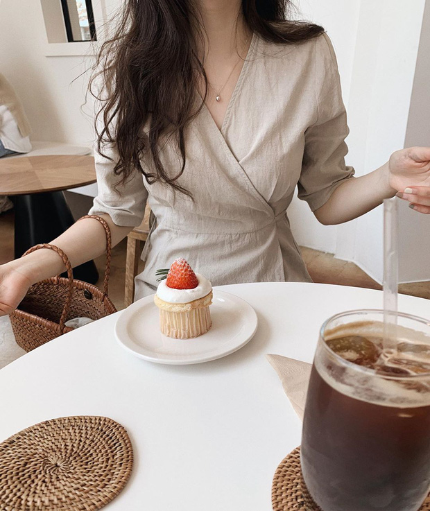 Nắng nóng phát ốm, chị em cứ lôi 5 items nhẹ mát này ra mặc để 'giải nhiệt' mà độ sành điệu vẫn được giữ nguyên - 3 Nắng nóng phát ốm, chị em cứ lôi 5 items nhẹ mát này ra mặc để 'giải nhiệt' mà độ sành điệu vẫn được giữ nguyên - 3