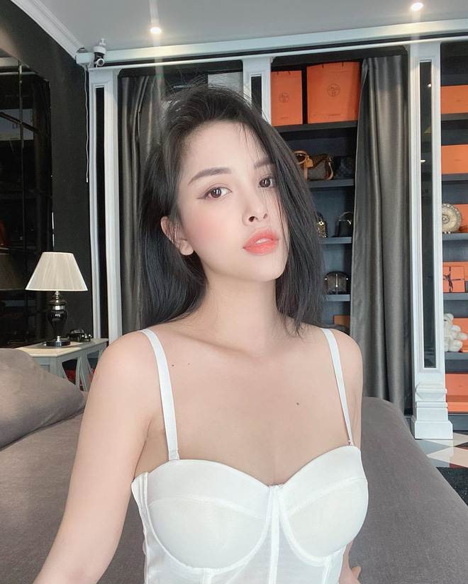 Rich kid và gái đẹp lấy chồng đại gia để lộ 'gia tài' siêu to khổng lồ khi quay story, chụp ảnh trong phòng riêng - 10 Rich kid và gái đẹp lấy chồng đại gia để lộ 'gia tài' siêu to khổng lồ khi quay story, chụp ảnh trong phòng riêng - 10
