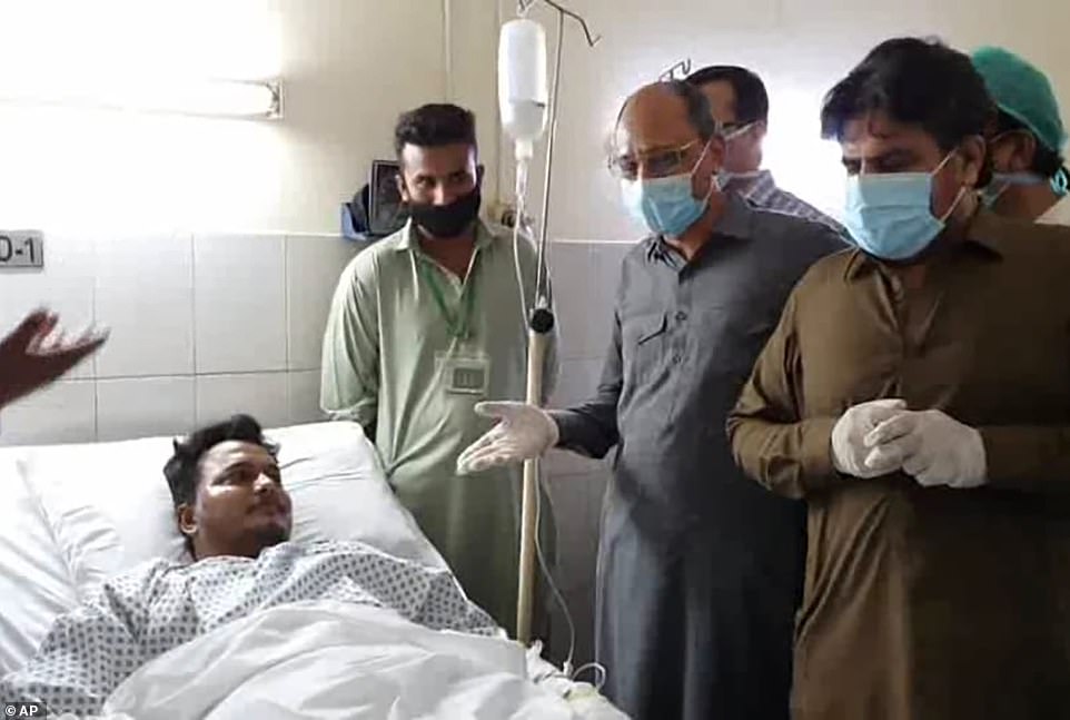 Hành khách sống sót thần kỳ trên chuyến bay gặp tai nạn ở Pakistan kể lại thời điểm 'trở về từ cõi chết' Hành khách sống sót thần kỳ trên chuyến bay gặp tai nạn ở Pakistan kể lại thời điểm 'trở về từ cõi chết'