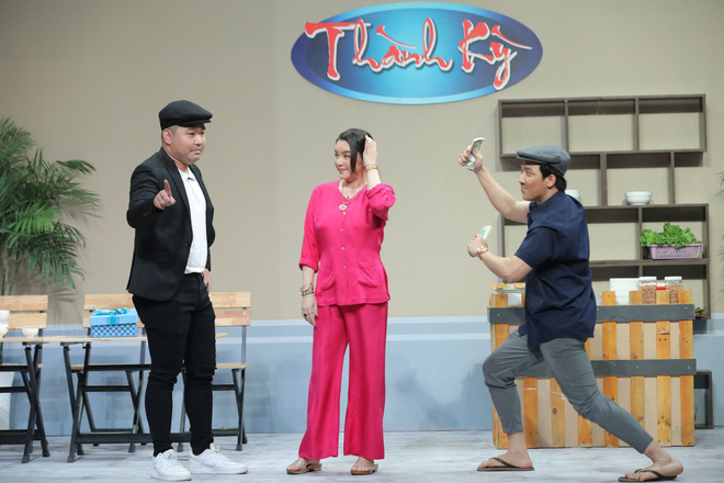 Lý Nhã Kỳ mang cả cọc tiền đô la lên gameshow đưa cho Trấn Thành - 2 Lý Nhã Kỳ mang cả cọc tiền đô la lên gameshow đưa cho Trấn Thành - 2