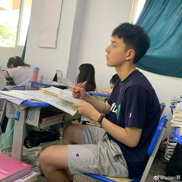 Chỉ với vài bức hình chụp lén khi học bài, nam sinh điển trai khiến hội chị em gục ngã vì góc nghiêng quá đỗi xuất sắc Chỉ với vài bức hình chụp lén khi học bài, nam sinh điển trai khiến hội chị em gục ngã vì góc nghiêng quá đỗi xuất sắc