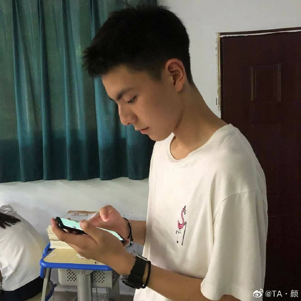 Chỉ với vài bức hình chụp lén khi học bài, nam sinh điển trai khiến hội chị em gục ngã vì góc nghiêng quá đỗi xuất sắc - 2 Chỉ với vài bức hình chụp lén khi học bài, nam sinh điển trai khiến hội chị em gục ngã vì góc nghiêng quá đỗi xuất sắc - 2