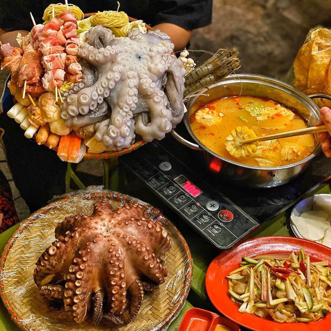 Quán lẩu ở Hà Nội bị khách tố bán đồ ăn vừa đắt lại dở, nhưng 'lầy' nhất là nhân viên phục vụ tự ý dùng điện thoại và Facebook của khách để review 5 sao? - 1 Quán lẩu ở Hà Nội bị khách tố bán đồ ăn vừa đắt lại dở, nhưng 'lầy' nhất là nhân viên phục vụ tự ý dùng điện thoại và Facebook của khách để review 5 sao? - 1