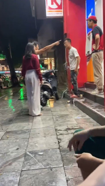 Thanh niên sàm sỡ gái xinh đang đang đi cùng bạn trai, còn lớn tiếng 'mày biết bố mày là ai không?' và cái kết khiến nhiều người hả hê Thanh niên sàm sỡ gái xinh đang đang đi cùng bạn trai, còn lớn tiếng 'mày biết bố mày là ai không?' và cái kết khiến nhiều người hả hê
