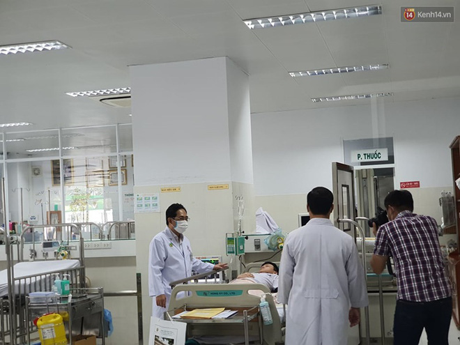 Vụ cây bật gốc khiến nhiều học sinh thương vong: 'Đưa cháu đến trường, chỉ 5 phút sau tôi nhận được tin cây đổ, cảnh tượng kinh hoàng lắm' - 2 Vụ cây bật gốc khiến nhiều học sinh thương vong: 'Đưa cháu đến trường, chỉ 5 phút sau tôi nhận được tin cây đổ, cảnh tượng kinh hoàng lắm' - 2