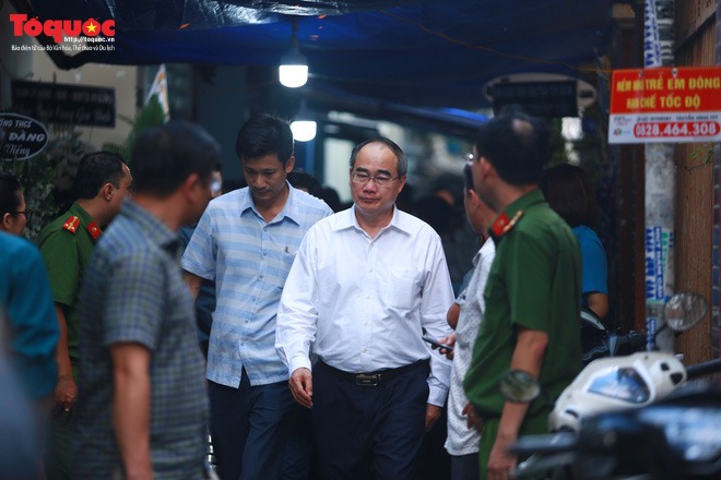 Bí thư Nguyễn Thiện Nhân bật khóc khi viếng bé trai bị cây phượng vĩ đè tử vong tại trường - 10 Bí thư Nguyễn Thiện Nhân bật khóc khi viếng bé trai bị cây phượng vĩ đè tử vong tại trường - 10