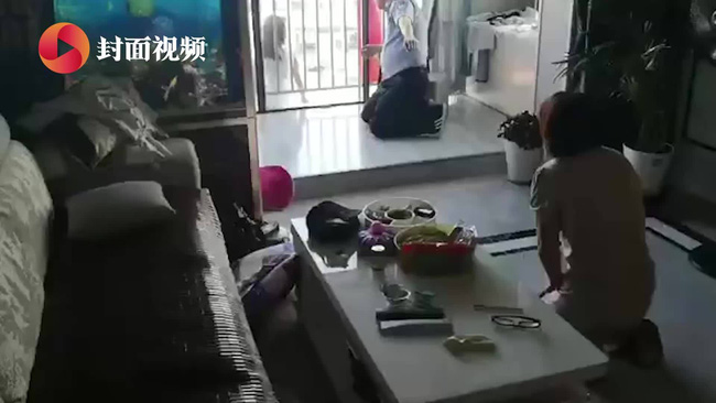 Cãi nhau với chị gái, cô bé 10 tuổi tuyệt vọng đòi nhảy lầu tự vẫn, mẹ khóc lóc quỳ xuống cầu xin tha thứ: 'Mẹ sẽ thay đổi' Cãi nhau với chị gái, cô bé 10 tuổi tuyệt vọng đòi nhảy lầu tự vẫn, mẹ khóc lóc quỳ xuống cầu xin tha thứ: 'Mẹ sẽ thay đổi'